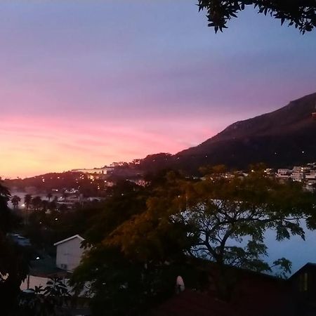 Independent Quaint Flat, Close To Beach ケープタウン エクステリア 写真