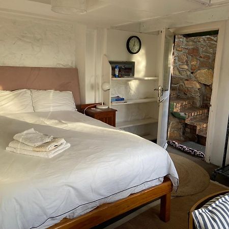 Independent Quaint Flat, Close To Beach ケープタウン エクステリア 写真